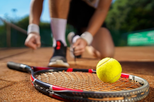 Jeune homme sur le court de tennis