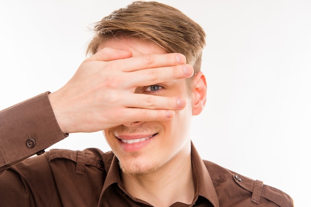 Photo jeune homme couvrant ses yeux avec les mains