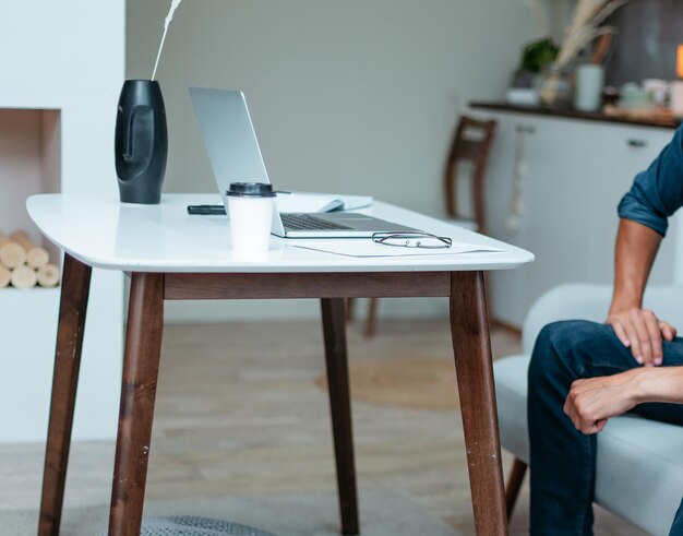 Jeune homme créatif assis dans un bureau à domicile