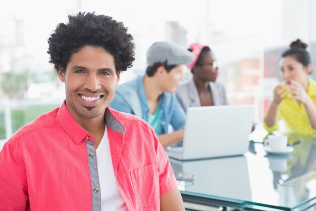 Jeune homme créatif, souriant à la caméra