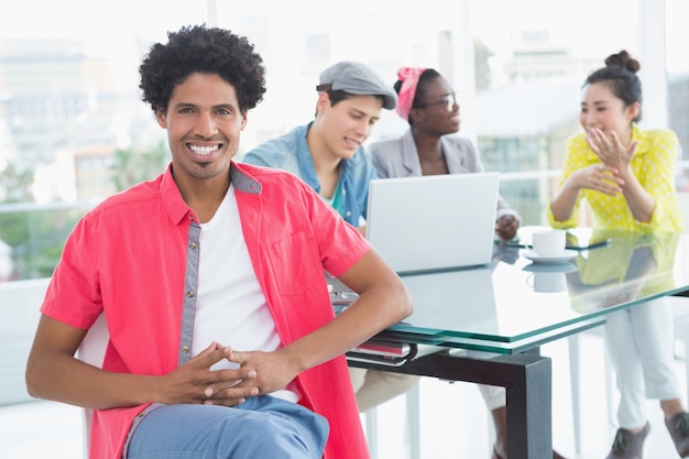 Jeune homme créatif, souriant à la caméra