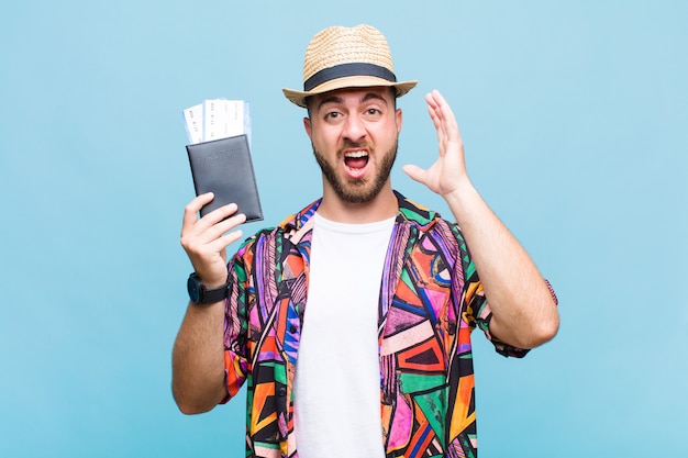 Jeune homme criant avec les mains en l'air