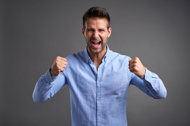 Jeune homme, crier