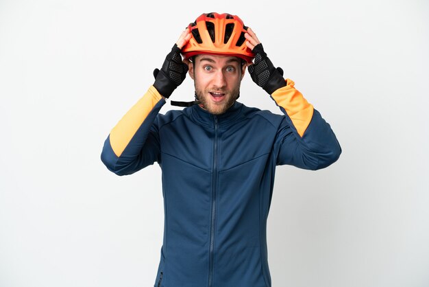 Jeune homme cycliste isolé sur fond blanc avec une expression de surprise