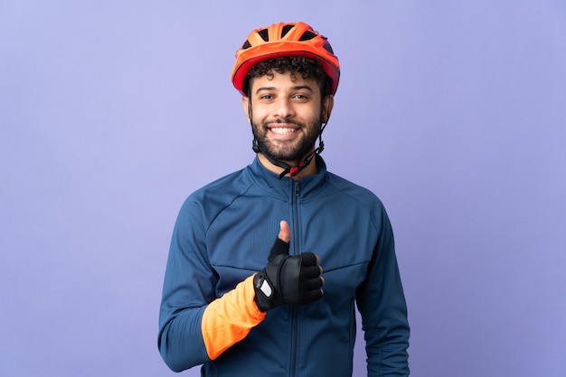 Jeune homme cycliste marocain sur violet donnant un geste de pouce en l'air