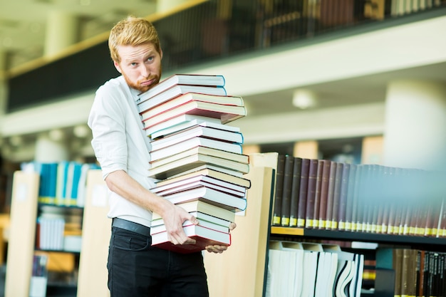 Jeune homme dans la bibliothèque