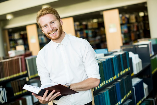 Jeune homme dans la bibliothèque