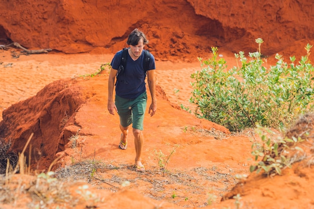 Jeune homme dans un canyon rouge près de Mui Ne, dans le sud du Vietnam.