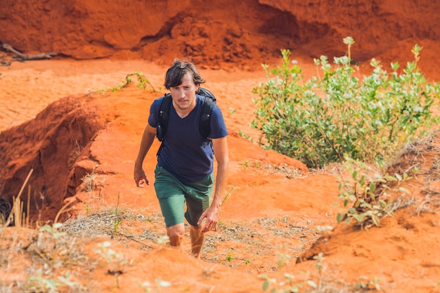 Jeune homme dans le canyon rouge près de mui ne le sud du vietnam