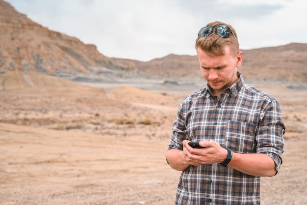 Jeune homme dans une chemise à carreaux à Alstrom Point Trail Utah USA