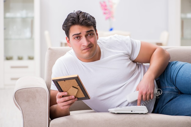 Jeune Homme Dans Le Concept De La Saint-valentin Triste