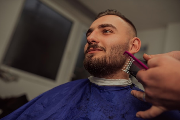 Jeune homme dans le concept de service de soins capillaires Barbershop