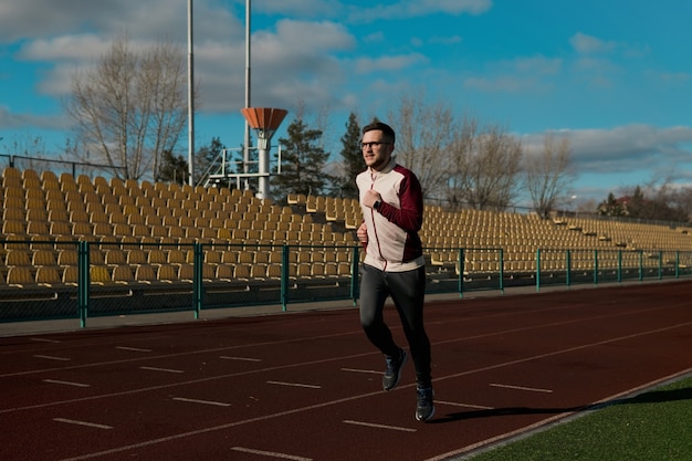 Photo jeune homme, dans, lunettes, jogging, sur, a, stade