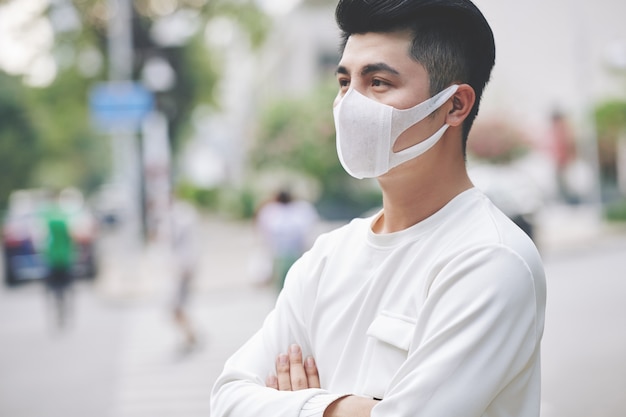 Jeune homme, dans, masque médical