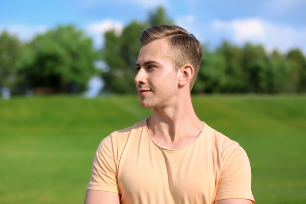 Jeune homme dans le parc aux beaux jours