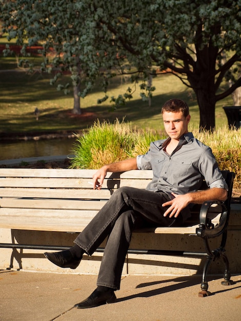 Jeune homme dans un parc urbain.