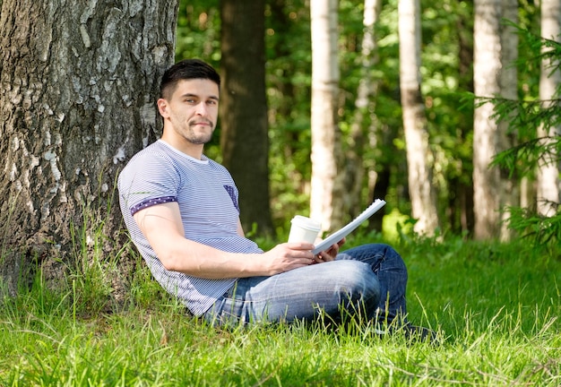 Jeune homme, dans, parc ville