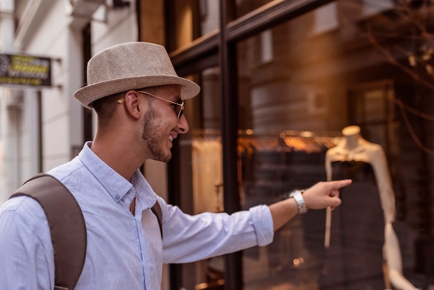 Jeune homme dans la rue de la ville