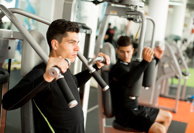 Jeune homme dans la salle de gym