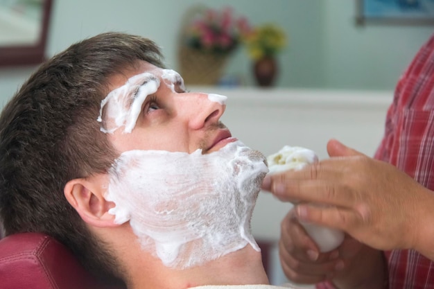 Un jeune homme dans le salon de coiffure