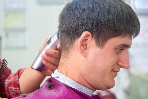 Un jeune homme dans le salon de coiffure