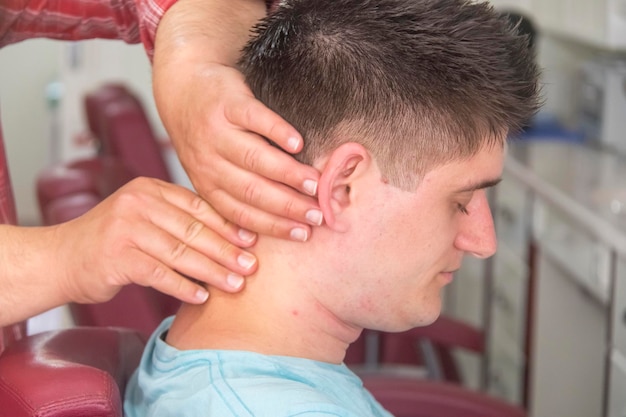 Un jeune homme dans le salon de coiffure