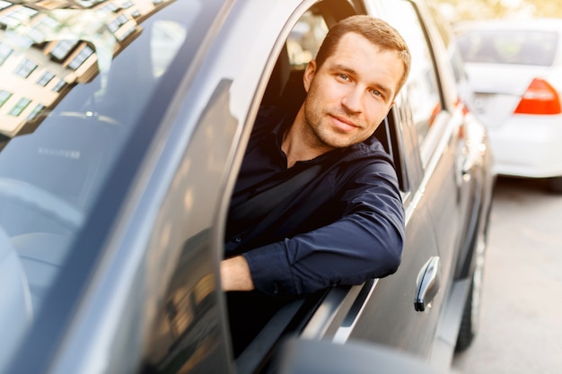 Jeune homme, dans, les, sombre, épéiste, conduite, sobsvenno, voiture, jeter coup oeil dehors