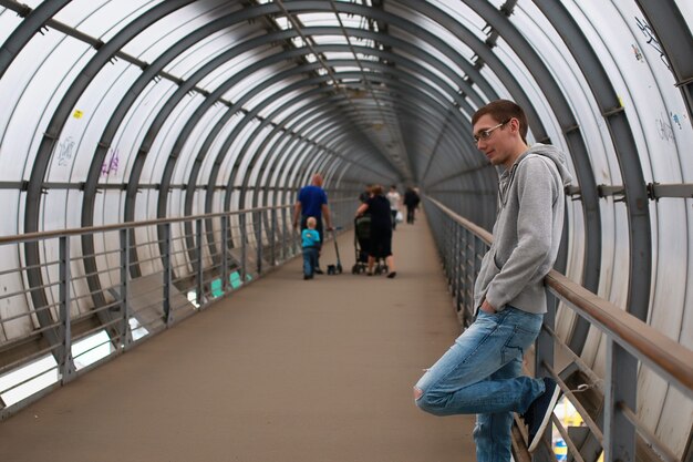 Un jeune homme dans un sweat à capuche hip-hop dans le tunnel