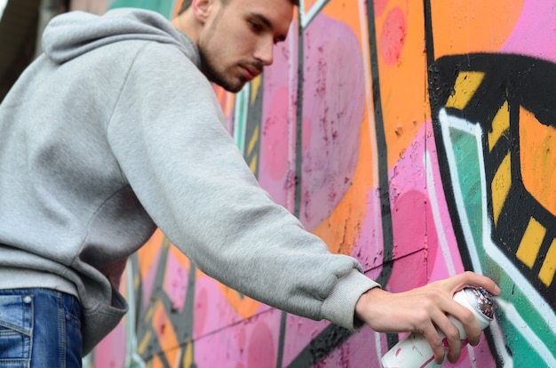 Un Jeune Homme Dans Un Sweat Gris à Capuche Peint Graffiti