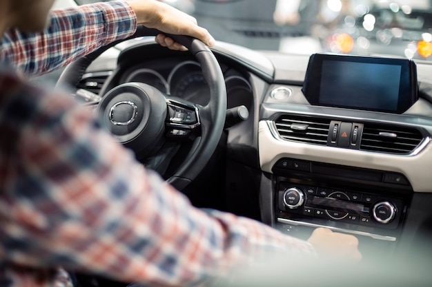 Jeune homme dans la voiture