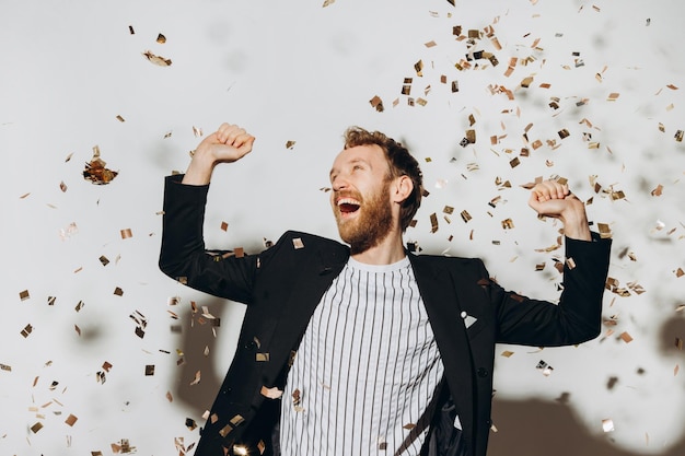 Jeune homme dansant lors d'une fête du nouvel an