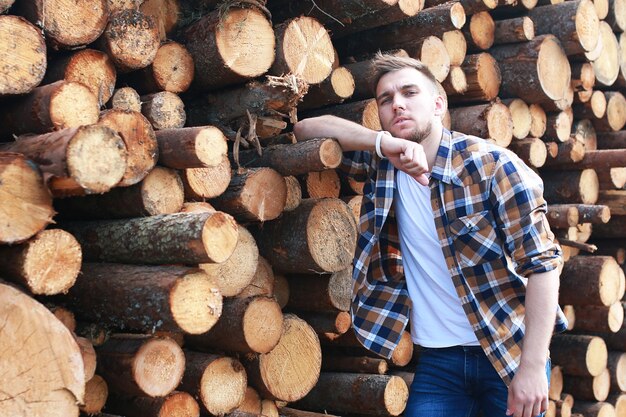 Un jeune homme avec un danseur hip-hop barbu