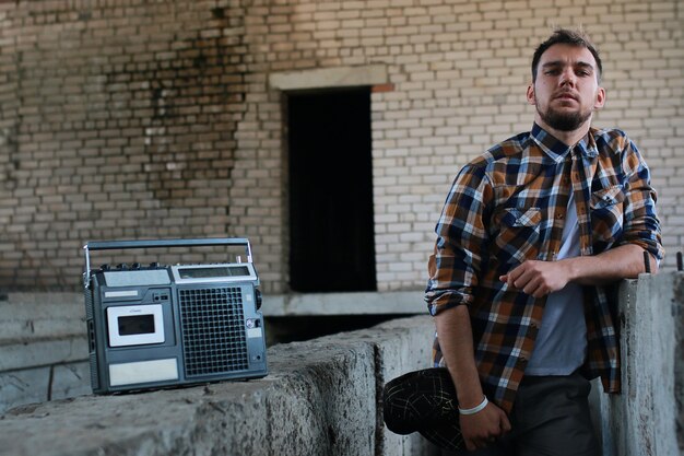 Photo un jeune homme avec un danseur hip-hop barbu