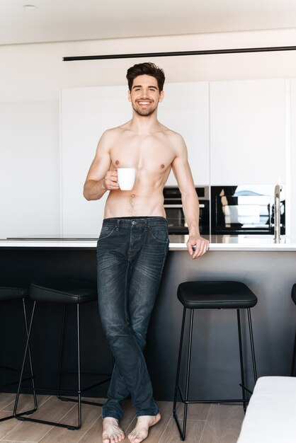 Jeune homme debout dans la cuisine