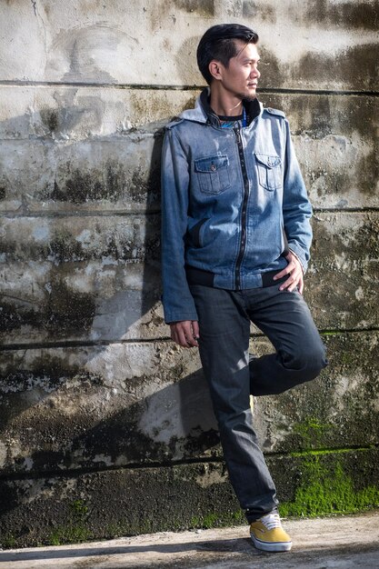 Photo jeune homme debout à l'extérieur