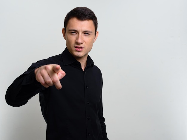 Photo un jeune homme debout sur un fond blanc