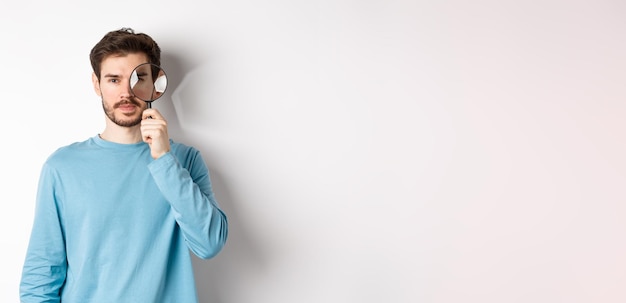 Photo un jeune homme debout sur un fond blanc