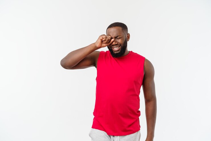 Photo un jeune homme debout sur un fond blanc