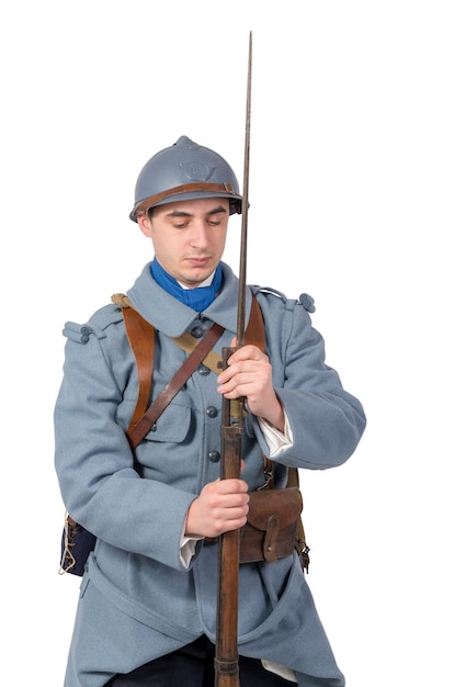 Photo un jeune homme debout sur un fond blanc