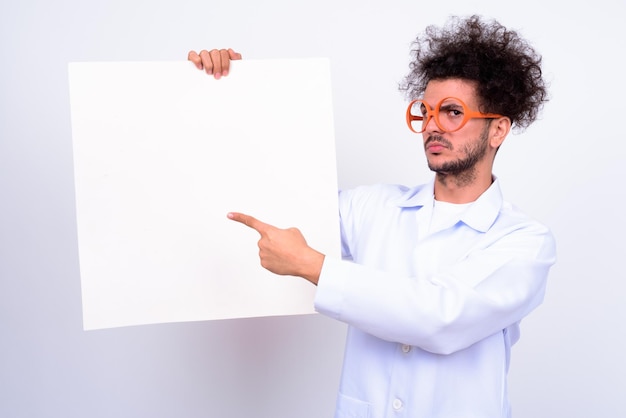 Photo un jeune homme debout sur un fond blanc