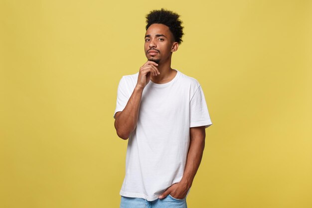 Photo un jeune homme debout sur un fond jaune