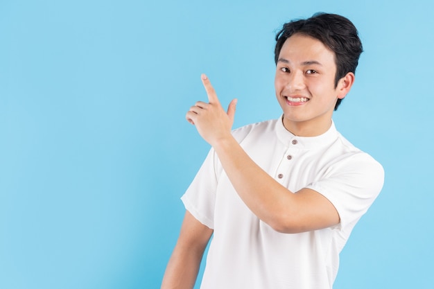 Le jeune homme debout de son côté a pointé sa main sur le côté avec une expression joyeuse