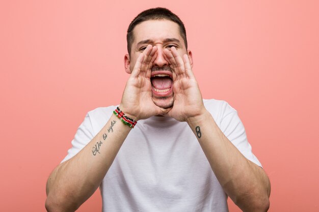 Jeune homme décontracté criant excité à l'avant.