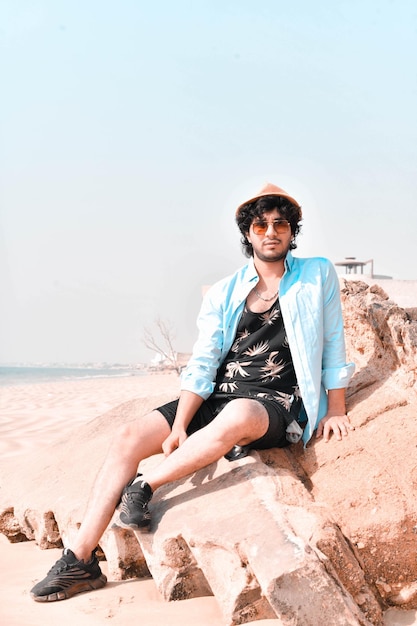 jeune homme décontracté se relaxant à la plage modèle pakistanais indien