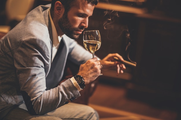 Jeune homme, dégustation, vin blanc, et, fumer, cigare