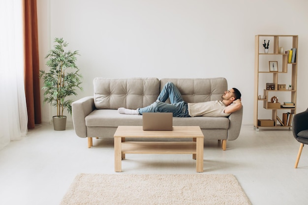 jeune homme, délassant, sur, sofa, dans, salon