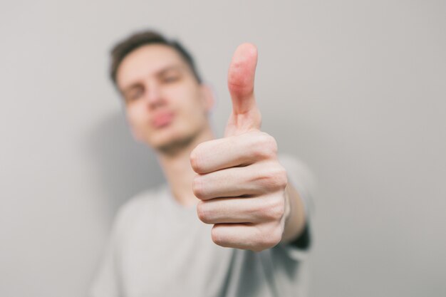 Le jeune homme dépeint différentes émotions