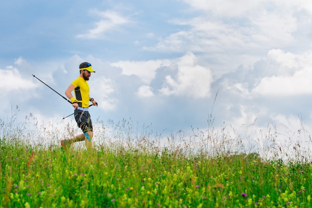 Jeune homme descend dans l'herbe verte