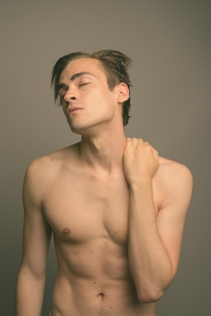 Photo un jeune homme détournant son regard sur un fond blanc.