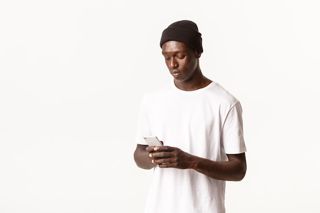 Photo un jeune homme détournant son regard sur un fond blanc.